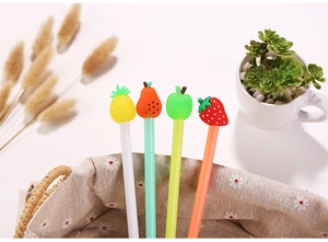 Dettaglio di quattro penne gel a forma di frutta con simpatici decori in silicone morbido