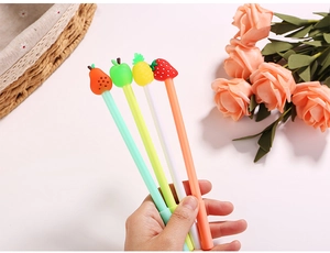 Dettaglio di penne gel creative a forma di frutta come fragola e ananas colorate