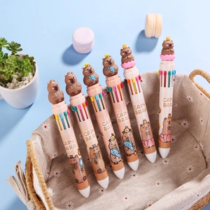 Penna a sfera 10 colori Capybara con topper 3D in un elegante cesto decorativo