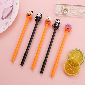 Détail de stylos gel Halloween avec décors en silicone de citrouille et squelette