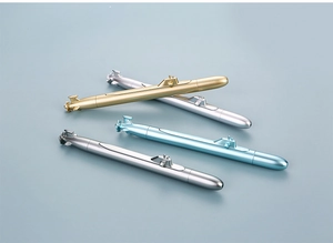 Detailansicht kreativer Gelschreiber in U-Boot-Form in Gold, Silber und Mattblau