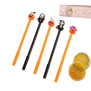 Cinq stylos gel d'Halloween avec motifs citrouille et crâne sur fond blanc épuré