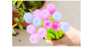 Gros plan de stylos gel créatifs en forme de tulipe avec pétales en silicone souple