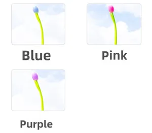Détail macro de stylos tulipes en bleu, rose et violet sur un fond de ciel bleu lumineux