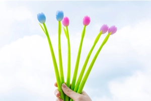 Gros plan de stylos créatifs en forme de tulipes avec têtes colorées et tiges vertes