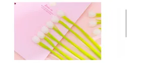 Détail de stylos gel tulipe blanche avec bourgeons en silicone souple et tige verte