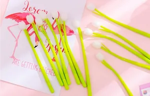 Détail de stylos gel en forme de tulipe avec tiges vertes souples et bourgeons blancs