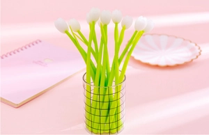 Détail de stylos gel créatifs en forme de tulipe avec tiges vertes dans un pot