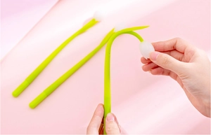 Gros plan d'un stylo tulipe en silicone flexible montrant le corps vert pliable