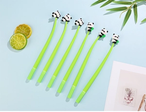 Vista detallada de seis bolígrafos panda con adornos 3D sobre fondo azul claro limpio