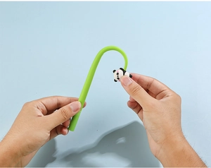 Primer plano del bolígrafo de gel panda verde flexible que muestra su gran flexibilidad