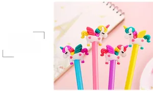 Détail de stylos gel licorne colorés avec des figurines Pegasus en silicone 3D