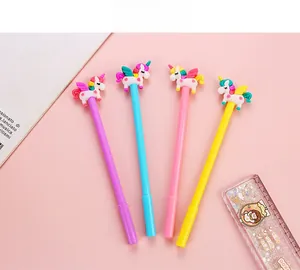 Vue détaillée de quatre stylos gel licorne en violet, bleu, rose et jaune pastel