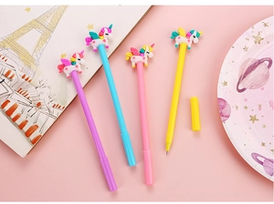 Vue détaillée de quatre stylos licorne colorés avec décors en caoutchouc sur fond rose
