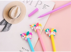 Gros plan détaillé des stylos gel licorne macaron sur un fond de bureau élégant