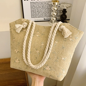 Sac fourre-tout en paille brodé de fleurs avec anses en corde pour l'été