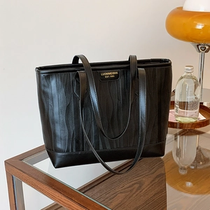 Grand sac cabas noir texturé pour femme avec logo doré et lanières en cuir lisse