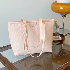 Grand sac cabas beige avec texture ondulée et bandoulières pour le bureau et le quotidien