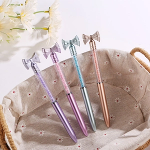 Set aus vier kreativen Schleifen-Kugelschreibern mit glitzerndem Kristallsand und Metallfinish
