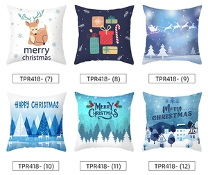 Détail de six housses de coussin de Noël avec motifs de renne et village d'hiver