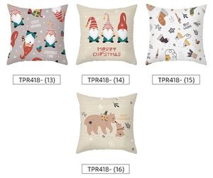 Détail de quatre taies d'oreiller de Noël avec gnomes et ours sur un tissu doux au toucher