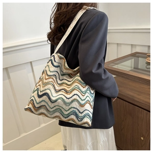 Detail der Tragetasche mit bunten Zickzack-Mustern und breitem Jacquard-Schultergurt