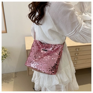 Rosa Pailletten-Umhängetasche mit Fashion-Patch, an einem Model in gemütlicher Umgebung
