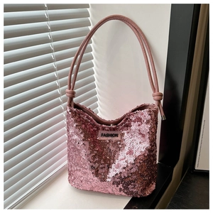 Detailansicht der pinkfarbenen Pailletten-Tasche mit FASHION-Label und Knotengurt