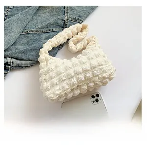 Gros plan du sac nuage blanc crème montrant le tissu texturé et le design tissé 3D