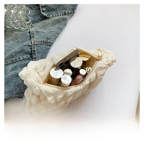 Vue intérieure d'un sac en tissu bulle crème montrant l'espace pour téléphone et maquillage