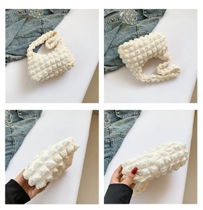 Détails de la texture bulle blanche et de l'anse plissée d'un sac à main d'été élégant