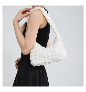 Détail du sac à bandoulière blanc à texture popcorn et tissu plissé doux effet nuage