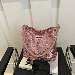 Sac à bandoulière chic à paillettes roses avec étiquette FASHION pour femme sur une chaise