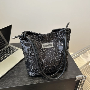 Sac fourre-tout tendance en paillettes noires avec étiquette FASHION sur bois