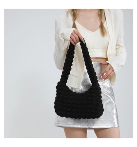 Détail du sac bandoulière noir à texture popcorn en tissu bouffant plissé et doux