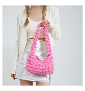 Détail du sac à main rose avec texture à bulles et design plissé élégant en été