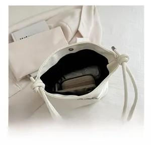 Vue de dessus de l'intérieur du sac blanc montrant l'espace pour téléphone et parapluie