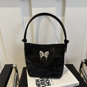 Sac à épaule chic en velours noir avec breloque papillon et poignée nouée élégante