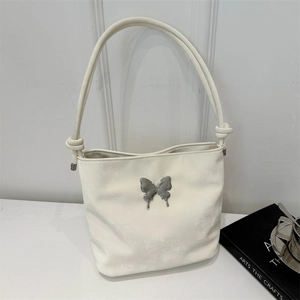 Sac fourre-tout blanc avec papillon, bandoulière nouée et forme trapèze moderne