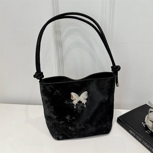 Sac seau chic en velours noir avec papillon argenté métallique et fines bretelles