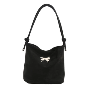 Sac sous le bras en daim noir avec boucle papillon argentée et bandoulière à nœuds