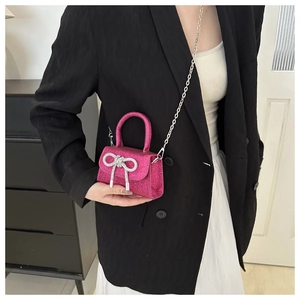 Mini sac à main rose fuchsia à paillettes avec nœud strassé et bandoulière chaîne