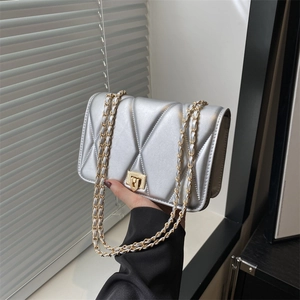 Silberne Stepptasche mit V-Muster, Kettenriemen und goldenem Drehverschluss für Damen