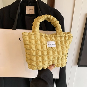 Sac fourre-tout plissé jaune chic avec patch LOVE FASHION porté à la main avec style