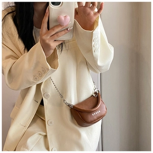 Mini sac bandoulière en cuir marron avec motifs étoiles et chaîne métallique argent