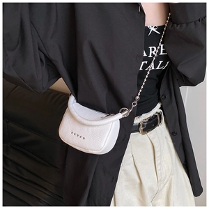 Détail du sac selle en cuir blanc grainé avec étoiles argentées et bandoulière chaîne