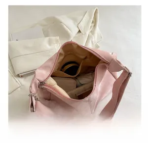 Intérieur du sac hobo rose montrant une grande capacité avec poches et compartiment zippé
