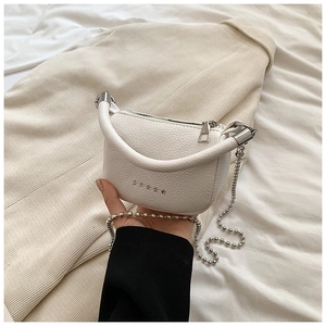 Détail du mini sac blanc en cuir grainé avec étoiles argentées et poignée épaisse
