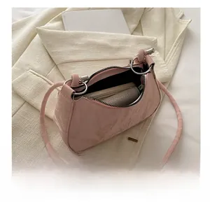 Sac croissant rose montrant l'espace intérieur pour téléphone et rouge à lèvres