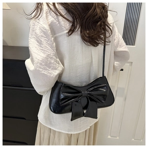 Borsa a spalla in pelle verniciata nera con grande fiocco decorativo elegante